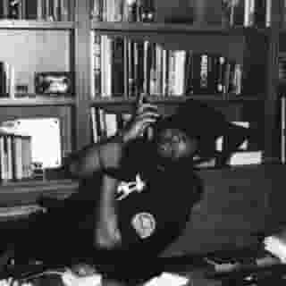 After making his name as a producer, No I.D. is quietly building an impressive resume as an executive. As he takes his Artium label independent, he is emphasizing a different way of doing business: education instead of exploitation, collaboration instead of competition. Click the link in our bio to learn more about why the veteran producer-turned-exec still believes we can fix the music industry. Photograph by I.P.W.