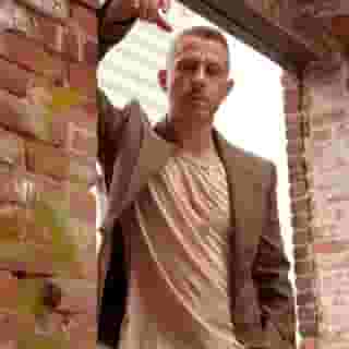 "I feel like I've been driving a Bugatti at 20 miles per hour, and now I can let it go." #Succession star Jeremy Strong talks to us about the terrifying thrill of playing Kendall Roy and his new film, 'The Trial of the Chicago 7.' Tap the link in our bio to read about TV's Number One Son of Anarchy. Photograph by @meron_photo