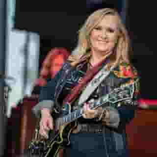 In an intimate video interview, Melissa Etheridge mourns the recent loss of her son and how she found "healing" through music, especially in resuming her livestream concerts. “There will always be that that place in my heart and my soul that that has a little bit of, ‘Oh, what could what could I have done? And is it my fault he ended this way?’ and all that sort of thing," she says. Watch the latest "RS Interview: Special Edition" at the link in our bio. Photograph by Daniel Knighton/Getty Images
