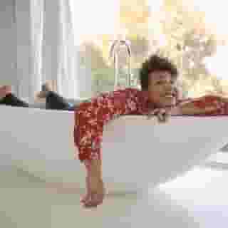 #MyObsession: Alabama Shakes frontwoman Brittany Howard shares her number-one stress reducer while on long tours and reveals the secret Twitter handle she uses for bathtub reviews. Click the link in our bio to read about the singer's bathtub escape. Photograph by @magdawosinskastudio