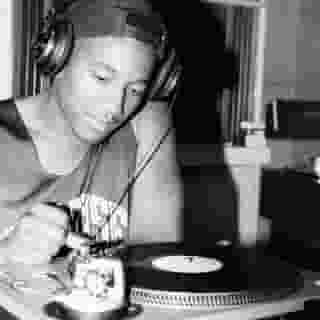 Happy 50th birthday Q-Tip! In honor of the A Tribe Called Quest MC/producer, tap the link in our bio for 20 essential tracks from the pioneering rap group.Photograph by Al Pereira/Getty Images/Michael Ochs Archive