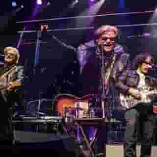 Daryl Hall & John Oates took the stage at Madison Square Garden last night. “I feel a professional responsibility to play the songs that people want to hear,” Oates said earlier this year about the tour. Swipe through to see photos from the show and tap the link in our bio to read more. Photographs by @sachalecca