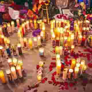 Yesterday, fans gathered across the street from the Staples Center to mourn the loss of Kobe Bryant, who died in a tragic helicopter crash with his daughter Gianna and seven other passengers. It was impossible not to respect Bryant's amazingly varied collection of skills on the court, and Angelenos have been heartbroken since learning of his untimely passing. Click the link in our bio to see more photos from the memorial. Photographs by @the1point8