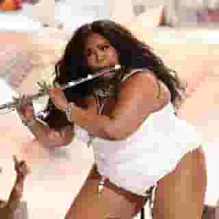 Every decade has its own sonic quirks — ones that range from revolutionary (AutoTune) to fleeting (airhorns). From flutes to whispers to glitchy vocals, click the link in our bio for the sonic ticks that kept popping up across genres throughout the decade. Photograph by Frank Micelotta/Picturegroup/Shutterstock