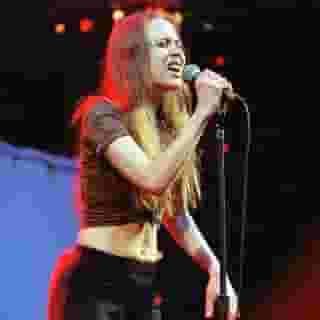 Fiona Apple’s ‘When the Pawn’ turns 20 today. On her second album, the singer faced down her critics and spun her demons into lasting songs of anger and resilience. Tap the link in our bio for our tribute to the LP. Photograph by Jim Steinfeldt/Michael Ochs Archives/Getty Images