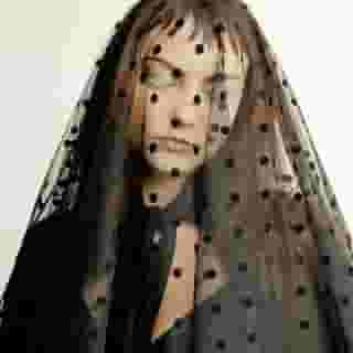 To write ‘All Mirrors’ — Angel Olsen’s best, most personal album yet — the singer drew inspiration from her pre-fame debut. "I took a year to do solo touring and revisited earlier writing; just reflecting on that part of myself and how I started from that," she tells us. Tap the link in our bio to read the full story. Photograph by @danieldorsa