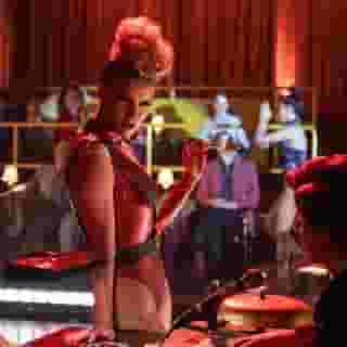 As ‘GLOW’ becomes a Vegas revue, its stars spend much of their time out of the wrestling ring — for better and worse. Click the link in our bio to read Alan Sepinwall's review of the Netflix series. Photograph by Ali Goldstein/Netflix