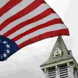 There’s a pretty long history of the flag being used by extremist right-wing movements — and a recent move by Nike has brought that into the spotlight. Tap the link in our bio to read more about why everyone is so upset about the Betsy Ross flag. Photograph by Astrid Riecken/Getty Images