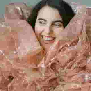 Beanie Feldstein, the breakout star of ‘Booksmart,’ had her heart set on Broadway, but now she’s taking over the big screen. “This is a dream I didn’t know I had coming true,” she says. Tap the link in our bio to read why the breakout star is Hollywood’s most likely to succeed. Photograph by @heatherhazzan 