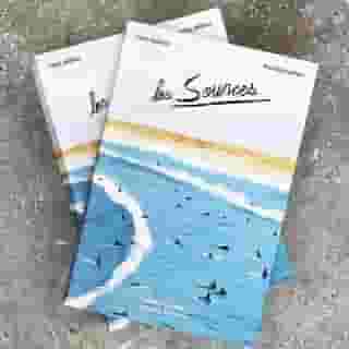 🏠 The book Les Sources by @jean_jullien and @nico_jullien comes out for the holidays in a limited edition with a new cover. Last february, @galerie_slika has invited the two brothers for an exhibition about their childhood memories, called "Les Sources". Thanks to their skills in painting, sculpture and illustration, they made together unique art about brotherhood and sweet childish memories. To keep a souvenir of this exhibition, this book (FR/ENG) was born and was co-edited by Kiblind Editions and Slika. 

☄ Available here : https://slika.bigcartel.com/product/les-sources-a-book-about-nicolas-and-jean-jullien and on Kiblind-store.com
........................................................................
In french svp ☝️

🏠 Le livre « Les Sources », de @jean_jullien  et @nico_jullien , sort pour les Fêtes en édition limité avec une supercover inédite. En février dernier, la Galerie Slika invitait les frères Jullien à creuser dans leurs souvenirs d’enfance pour réaliser une exposition inédite, très justement intitulées « Les Sources ». Croisant leurs talents respectifs en peinture, en sculpture et en illustration, ils ont réalisé une série d’objets d’art uniques et singuliers, symboles d’un dialogue complice, sincère et fraternel. Pour garder une trace de ce moment, ce livre-témoignage de l’exposition a été co-édité par la Galerie Slika et Kiblind Éditions.

☄ https://slika.bigcartel.com/product/les-sources-a-book-about-nicolas-and-jean-jullien
☄ Kiblind-store.com

#jullienbrothers #jeanjullien #nicojullien #kiblind #kiblindeditions #printmatters #exhibition #galerieslika #lyon #book #lessources #sculpture #painting #illustration #artbook #limitededition