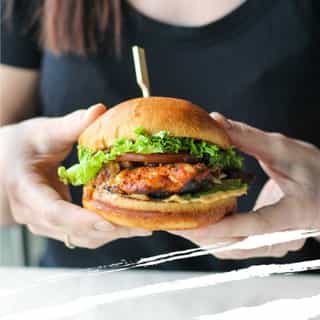 TAKE & MAKE 📦➡️🍔 CAJUN CHICKEN BURGER ⁠
⁠
Friends don’t let friends have average burgers. That’s why ours has Cajun spice along with our signature pulled bacon, making all of your chicken burger dreams come true.⁠
⁠
We’d love to know how your recipe turned out! Tag us in your photos @tapandbarrel | #taptakeandmake⁠
⁠
Check out the link in our bio to order. 