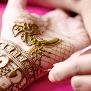 Follow the lines and find your focus, taking in the beautiful work of professional Mehendi artist @bridalmehndiqueen. Link in bio for the full video.⁠
⁠
