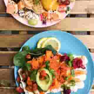 Trying to live more mindfully in 2020? Every moment can become a mindful moment, even mealtime. Head to the link in our bio to learn more about #mindfuleating. #happyyouyear 📸@wanderlustwithplants