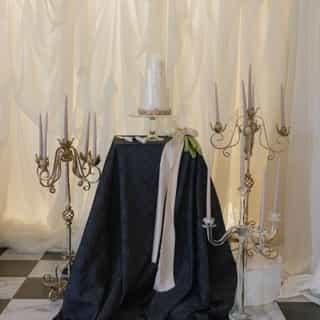 Don't let your feature tables be an afterthought! Your cake, your drink tower, your memory book: they deserve to be shown off with a statement linen. ⁠
⁠
Ft. Ebony Merletto & Champagne Tavira⁠
⁠
Planning & Design @jalieweddings_events⁠
Photographer @kaykroshsu ⁠
Dress @studioinspirebridal⁠
Hair @ladida_beauty artist (insert name)⁠
Makeup @ladida_beauty artist (insert name)⁠
Floral @willow.magnolia⁠
Drapery & Rentals @redcarpeteventsanddesign⁠
Linens @creativecoverings⁠
Venue @ladidabeautysalon⁠
Stationary @blushinkcalligraphy⁠
Cakes @laketahoecakes⁠
Jewelry @honeyandgoldies⁠
Entertainment @musicintahoe @miltonmerlos.weddings⁠
Host @ladida_beauty @ladidabeautypro⁠
⁠
⁠
⁠
#creativecoverings #luxurylinens #linenrentals #caketable #drinktower #weddinginspo #weddingtable #tablescape #weddingideas #dramaticwedding #luxwedding #weddingcake⁠