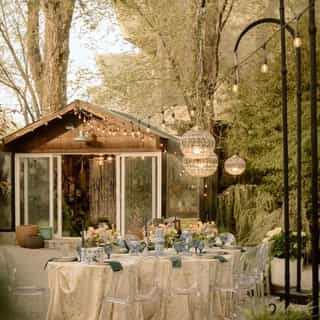 This tablescape looks like a love letter and a daydream all at once ❤️ featuring the Pear Flora linens.⁠
⁠
Venue/Planning: @thehytch and @thehytchswg⁠
Photographer: @imashleighmarie⁠
Rentals: @mountainvibesrentals ⁠
Rentals: @celebrarationseventrentals ⁠
Lighting: @sierralighting ⁠
Linens: @creativecoverings ⁠
Florals: @galenaforestflowers ⁠
⁠
⁠
#creativecoverings #GardenSoirée #RomanticTablescape #LuxuryEvents #SpringWeddingInspo #VintageTableStyle #OutdoorCelebration #CharmingEvents #EventAesthetic  #FloralTablescape #ModernRomance⁠