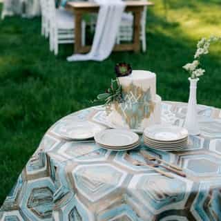 Can't decide between neutral tones or bright colors for your upcoming event? Our Topaz Prism linens feature a geometric print with teal blue, gold, and silver tones. ⁠
⁠
⁠
⁠
⁠
#creativecoverings #springwedding #luxurylinens #gardenwedding #weddingideas #receptioninspo #weddingreception #cocktailhour #luxuryevents #weddingplanning #tablescape