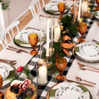 There's something so nostalgic about a check pattern, isn't there? Our black check runner and leaf plush velvet napkins made the perfect addition to this holiday table. ⁠
⁠
⁠
⁠
#creativecoverings #holidaytable #christmasdinner #holidaydecor #eventinspo #buffalocheck #specialtylinens #merrychristmas #holidayseason #eventdesign