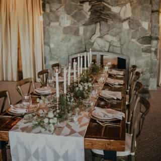 We love a linen with a subtle pattern ❤️ This cozy winter gathering features our Ivory Messaline runner and Oat Linnea napkins. ⁣
⁣
⁣
Photography: @anniemasonphoto ⁣
Venue: @tannenbaumevents ⁣
Event Rentals: @redcarpeteventsanddesign ⁣
Event Rentals: @roundaboutreno ⁣
Linens: @creativecovering ⁣
Floral: @afloral_kjs⁣
Calligraphy: @katieobrien.co ⁣
Stationery: @prettylittlepaperco ⁣
⁣
⁣
⁣
#creativecoverings #weddingtablesetting #winterweddings #tabledecor #holidaytable #renotahoe #cozyseason #eventinspo #christmasvibes #luxuryevents #specialtylinens #tistheseason #rusticelegance⁣