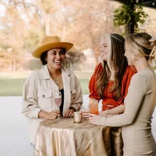 Smiles all around when it comes to networking! 🙌

Meeting new people and creating new friendships is about as golden as this abstract cocktail table cover, don’t you think? 😉🥂

For more linens like this, click this link in our bio!

Venue: @theelmestate
Photographer: @hannahmartinico