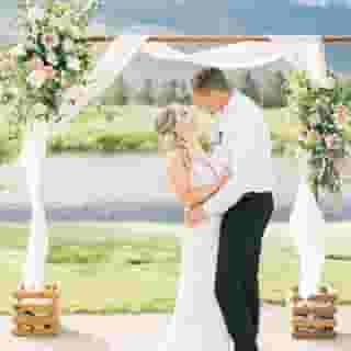 How romantic! Look at the green scenery mixed with such bright colors on this beautiful couple’s special day. 

What do you think of the pink and champagne mix here? ✨💞

Hair and make up @crownedbridal 
Photography @kelseyjphoto 
Linens @creativecoverings 
Model @breanna__ball 
Cookies @fatcatcookiecompany 
Cake @deliciousdesignsreno 
Barrels and arch @azcorusticdesigns 
Flowers @galenaforestflowers 
Venue @toiyabegolfclub