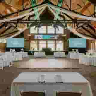 This one goes out to all the minimalists out there! 🙋 Sometimes less is more, especially with this gorgeous setting. All eyes on the roses and the linens compliment them so well! ⁠
⁠
Shop the white essential through the link in our bio. ✨⁠
⁠
⁠
Venue: @southcreek.events⁠
Dress: @swoonbridal⁠
Flowers: @bloom_bake_shop_reno⁠
Food: @git_r_smoked⁠
Cake/Dessert: @charsbakeshop⁠
Hair: @em_xox93⁠
Makeup: @amanda_kaye_artistry⁠
Coffee Truck: @iloveyoualattenv⁠
Beer Truck: @thetapwagon