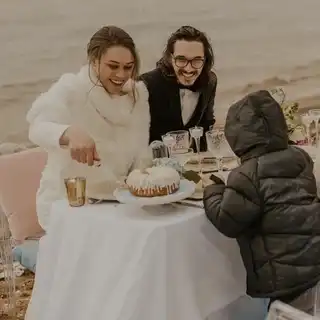 🌥 Winter elopements are especially beautiful – most days are still sunny, so you can enjoy the snow, and the sparkle that sunny days create on the frost, without feeling the gloom that winter can be notorious for.⁠ ❄️⁠
⁠
We love seeing the beautiful micro weddings and elopements done by @thehytch. 💍  This #LakeTahoeElopement was not only special because of it's extraordinary location, but the bride and groom brought their kids along of to celebrate the moment!⁠
⁠
Pictured: Our white lamour linen and champagne tavira napkins⁠. Reserve yours today through the link in our bio.⁠
⁠
Coordination and styling: @thehytch⁠
Photography: @sirberry⁠
Specialty rentals: @mountainvibesrentals⁠
Flowers: @galenaforestflowers⁠
Hair: @lunabellebeautyco ⁠
Linens: @creativecoverings⁠
.⁠
.⁠
.⁠
.⁠
#winterelopement #laketahoeelopement #creativecoveringslinens #weddinglinen #weddingnapkins #eventlinens #specialtyevents #microwedding #champagnenapkins #champagnelinens #lineninspo #bohowedding