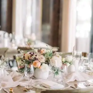 Did you know ... Voile means “veil” in French, hence the reason our extra wide and extra long table runners are called table veils?⁠
This Champagne Voile table veil is a lightweight, sheer fabric and adds an elegant layer to any tablescape. ✨⁠ Pictured here, it's paired with our white linnea napkin.⁠
⁠
Click the link in our bio to shop all of our table veils! 💍⁠
⁠
Venue & Catering: @westshorecafe⁠
Planning: @cloudnineeventco⁠
Photography: @liz_zimbelmanphoto⁠
Beauty: @bellavitatahoe @kissandmakeuptahoe⁠
Cinema: @jasonchesebroughfilms⁠
Cake & Desserts: @flourgirlweddingcakes⁠
Entertainment: @musicmagicdj⁠
Floral Design: @love_and_lupines⁠
Rentals: @celebrationseventrentals⁠
Linens: @creativecoverings⁠
⁠
.⁠
.⁠
.⁠
.⁠
#westshorelaketahoe #laketahoewedding #westshorecafewedding #eventlinens #2022weddingtrends #eventdecor #specialtylinen #weddinginspiration #weddinginspo #weddingdecoration#weddingreception #weddingdetails #weddingdecorinspiration #tablescape #tabledecor