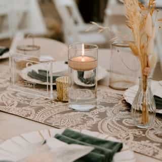 The bold print of the table runner mixed with the rich green napkins made for a stunning boho-inspired tablescape at this San Diego wedding. We love to see it! 💚⁠
⁠
Linen: Chestnut Martinique Runner (reversed), Plush Velvet Napkins⁠
.⁠
.⁠
.⁠
Linens @creativecoverings⁠
Planning and Design @citruscityevents⁠
Venue @lmestate⁠
Florals @flowerrussh⁠
Photography @chara_photography