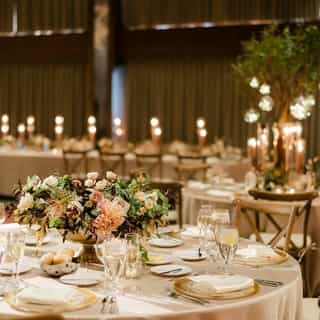 ⁠Holiday Glow show ✨ We love the way our champagne lamour linen shines here. Rent your holiday linens with us today! ❄️⁠
⁠
⁠
Photo by Pepper Nix Photographers⁠
@peppernix @loganwalkerphoto