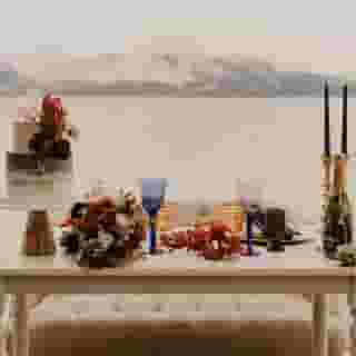 While the events industry strategizes how to make restrictions & social distancing work for us and our clients, we can't help but be in awe of @thehytch! They produce the most beautiful intimate events will all the details you could dream of!⁠
⁠
We love being part of these elopements and parties and can't thank them enough for all the beautiful images!⁠
⁠
Napkin | Navy Blue Crushed Velvet⁠
⁠
Design | The Hytch @thehytch