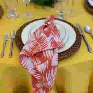 Transport your holiday party guests to a tropical oasis with bright colors and leaf prints like this Mango Havana napkin on Mustard Dupioni in the Williams Party Rentals showroom! ⁠
🌴 @williamspartyrentals