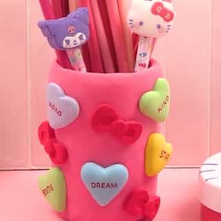 Make your desk supercute with this Hello Kitty and Friends x @sweetheartscandies pencil holder on YouTube! Link in bio 💕