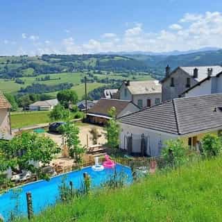 Wonen en ondernemen in het hart van Frankrijk? 🇫🇷⁠
⁠
In de groene heuvels van de Cantal ligt Bellevue du Cantal: een domein met een privéwoning, drie gîtes, restaurant, zwembad met zonneterras en extra grond met potentie voor uitbreiding.⁠
⁠
Meer info 🔗 ⁠in bio⁠
        