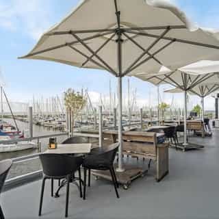 Horeca ondernemen bij jachthavens ⚓️⁠
⁠
Jachthavens vormen een aantrekkelijke omgeving voor horecaondernemers die willen ondernemen aan het water. Deze locaties trekken een mix van watersporters, recreanten en bezoekers uit de omgeving en kennen vaak een duidelijke seizoensdynamiek.⁠
⁠
Horecalocaties bij jachthavens liggen doorgaans op centrale plekken langs vaarroutes en wandelpaden, met zicht op het water en de havenactiviteiten. Dat maakt ze geschikt voor uiteenlopende concepten, van een laagdrempelig café of lunchzaak tot een restaurant met terras.⁠
⁠
Wie op tijd instapt, kan het bedrijf goed voorbereiden op het vaarseizoen. In het voorjaar en de zomer neemt de drukte toe, terwijl veel locaties ook buiten het hoogseizoen bezoekers blijven trekken.⁠
⁠
Een greep van horecalocaties bij jachthavens uit ons aanbod 👇🏼⁠
⁠
📍1. Restaurant Het Terras - Dijkstraat 7A, Wijk bij Duurstede⁠
📍2. Restaurant met terras bij het Westerdok - Bickerswerf 2, Amsterdam⁠
📍3. Restaurant aan de Westeinderplassen - Herenweg 100, Aalsmeer⁠
📍4. Casco horecapand - Havenplein 15, Sint-Annaland⁠
📍5. Ferry Good & Drinks - Veerweg 1, Rijswijk⁠
📍6. Brasserie Lekker aan de Haven - Lagendijk 1e, Uitgeest⁠
📍7. Frituur de Kaai - Turfkaai 21, Middelburg⁠
📍8. Restaurant op EuroParcs met jachthaven - Pipeluurseweg 8, Olburgen⁠
📍9. De Dining - Havenweg 70, Vlieland⁠
📍10. Restaurant - Nieuwe Haven 2, 1619 JW Andijk⁠
⁠
Bekijk alle horecalocaties bij jachthavens op Horecaspot.nl 🔗 in bio