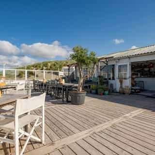 Strandpaviljoens te koop & te huur in Nederland 🏖️⁠
⁠
Klaar voor een werkplek met fantastisch uitzicht? Dit is het moment om een strandpaviljoen over te nemen. Zo ben je precies op tijd klaar voordat het seizoen losbarst. ⁠
⁠
Van de Waddeneilanden tot aan de Zeeuwse kust zoeken Nederlanders en toeristen het hele jaar door de kust op voor recreatie en ontspanning. Strandpaviljoens spelen daarin een belangrijke rol. Of het nu gaat om een beachclub, een jaarrond paviljoen of een familievriendelijke strandlocatie – ondernemen aan zee biedt volop mogelijkheden.⁠
⁠
We hebben een selectie gemaakt van bijzondere strandpaviljoens in verschillende kustregio’s die op dit moment te koop of te huur staan 👇🏼⁠
⁠
📍1. Strandpaviljoen - Strand Noorderbad 110, Wijk aan Zee⁠
📍2. Strandpaviljoen Bij Karel - Strand Oostkapelle 20, Oostkapelle⁠
📍3. Strandpaviljoen - Boulevard de Favauge 17, Zandvoort⁠
📍4. Strandpaviljoen met 20 strandhuisjes - Ruijslaan 30, De Koog (Texel)⁠
📍5. Strandpaviljoen San Blas - Zeeweg 86, Overveen⁠
📍6. Beachclub - Noord-Holland⁠
📍7. Strandpaviljoen Sand & Pepper - Strand Westenschouwen 1, Burgh-Haamstede⁠
📍8. Horecaruimte nieuwe boulevard Scheveningen - Strandweg 13 K, 's-Gravenhage⁠
📍9. Strandpaviljoen - Strand Noorderbad 10, Wijk aan Zee⁠
⁠
Voor meer informatie over deze en andere strandpaviljoens, bezoek Horecaspot.nl 🔗 in bio