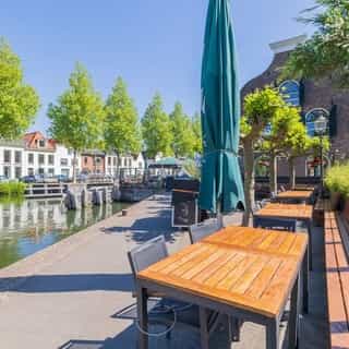 Ondernemen aan het water 💦⁠
⁠
Ben je op zoek naar een aantrekkelijke locatie voor jouw volgende horecaonderneming? Laat je inspireren door het aanbod van horecazaken aan het water. Deze locaties zijn geliefd vanwege het uitzicht en de sfeer, en trekken zowel toeristen als vaste gasten.⁠
⁠
Van steden en rivieren tot recreatieplassen en stranden. Ondernemen aan het water biedt volop mogelijkheden voor horecaconcepten met een terras, een ligging aan vaar- of wandelroutes en een omgeving waar veel recreatie plaatsvindt.⁠
⁠
Een greep van horecalocaties aan het water uit ons aanbod 👇🏼⁠
⁠
📍1. Restaurant met terras bij Westerdok - Bickerswerf 2, Amsterdam⁠
📍2. Francke - Valkenlaan 1a, Sibculo⁠
📍3. Hotel-Restaurant ‘t Veerhuys - Veerweg 7-7a, Beusichem⁠
📍4. Strandpaviljoen bij strandopgang - Boulevard de Favauge 17, Zandvoort⁠
📍5. Restaurant aan het water - Achteromdwarsstraat 4, Weesp⁠
📍6. Casco horecaruimte aan de Nieuwe Maas - Piekstraat 379, Rotterdam⁠
📍7. Restaurant met terras aan de Aar - Hooftstraat 2a, Alphen aan den Rijn⁠
📍8. Restaurant aan de Amstel - Marktplein 2A, Uithoorn⁠
📍9. Restaurant met terras aan het water - Houttuinen 32, Dordrecht⁠
📍10. Grand Café de Waterburght - Kemphaanpad 8, Almere⁠
⁠
Bekijk alle horecalocaties aan het water op Horecaspot.nl 🔗 in bio