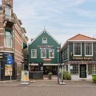 GESPOT: unieke horecalocatie in Zaandam 👀⁠
⁠
Gelegen aan één van de bekendste en oudste straten van de stad, met terras en uitzicht over de Zaan.⁠
⁠
Voor meer details ga je naar Horecaspot.nl 🔗 in bio