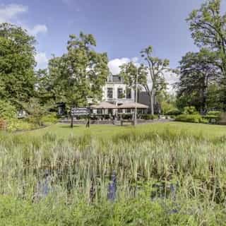 10x horeca te huur & te koop in📍Friesland ⁠
⁠
Van de Elfsteden tot knusse dorpen, van waterrijke natuur tot levendige stadskernen: Friesland biedt volop mogelijkheden voor horecaondernemers.⁠
⁠
Of je nu droomt van een hotel in een toeristisch dorp, een eetcafé aan het water, of een restaurant op een centrale locatie in de stad: het Friese aanbod is net zo divers als het landschap zelf.⁠
⁠
Deze horecazaken staan op dit moment te koop en/of te huur 👇🏼⁠
⁠
📍1. Hotel Restaurant Lunia - Molenhoek 2, Oldeberkoop⁠
📍2. Café YAI - Weerd 13, Leeuwarden⁠
📍3. Eetcafe Nice Flavour - Pingjumerstraat 21, Witmarsum⁠
📍4. La Gondola - Langestreek 11, Lemmer⁠
📍5. Brasserie Anders - Bourren 20, Langweer⁠
📍6. Hotel de Waag - Markt 13, Makkum⁠
📍7. Eten & Drinken Le Coq - Boerestreek 17, Appelscha⁠
📍8. Café-Restaurant Paul Kruger - Paul krugerkade 1, Heerenveen⁠
📍9. Restaurant Thús - Moleneind NZ 6, Drachten⁠
📍10. Eetcafé Boeier - Harinxmastrjitte 69, Heeg⁠
⁠
Voor meer informatie over deze en andere mogelijkheden in Friesland, ga naar Horecaspot.nl 🔗 in bio
