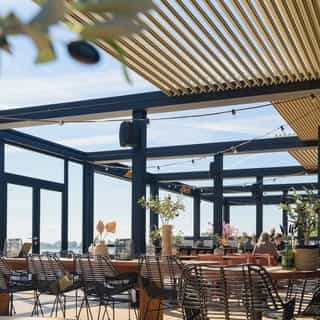 Hoe haal je het hele jaar door rendement uit je terras? ⁠
@palmo.horeca.exterieur deelt hoe je van je terras een comfortabele en rendabele plek maakt, in elk seizoen ☀️❄️⁠
⁠
Een terras is voor veel horecaondernemers een belangrijk onderdeel van de omzet. Toch wordt die buitenruimte vaak maar een deel van het jaar echt benut. Zonde, want met de juiste inrichting en keuzes kan een terras ook in de herfst, winter en het vroege voorjaar een waardevolle plek blijven voor gasten. ⁠
⁠
Steeds meer ondernemers kijken daarom naar de mogelijkheden van een jaarrondterras. Maar wanneer is dat interessant, wat komt erbij kijken en waar moet je rekening mee houden? ⁠
⁠
Palmo laat in het artikel zien wanneer een jaarrondterras interessant is en welke keuzes daarbij een rol spelen.⁠
⁠
Lees het artikel op Horecaspot.nl 🔗 in bio