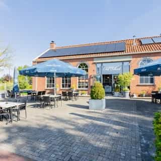 GESPOT: Brasserie in voormalige school 👀⁠
⁠
In het Groningse Oostwold, aan de sluis van het Oldambtmeer, vind je Brasserie Old School. Zoals de naam al doet vermoeden is deze horecalocatie gevestigd in een voormalige school uit 1869: bekend als de eerste gemengde christelijke school van Nederland.⁠
⁠
Na een grondige verbouwing is hier een sfeervolle brasserie gerealiseerd met 50 zitplaatsen binnen en een royaal terras met 120 zitplaatsen.⁠
⁠
Voor meer details ga je naar Horecaspot.nl ⁠
🔗 in bio