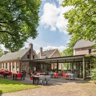 GESPOT: Hotel Restaurant Bitter & Zoet 👀⁠
⁠
In het Drentse Veenhuizen – onderdeel van het UNESCO Werelderfgoed ‘Koloniën van Weldadigheid’ – vind je dit bijzondere horecabedrijf.⁠
⁠
Veenhuizen was ooit een gesloten, zelfvoorzienend gevangenisdorp. Alleen wie er werkte, mocht er wonen. Vandaag de dag is het een historisch dorp met indrukwekkend erfgoed, midden in het groen.⁠
⁠
Hotel Restaurant Bitter & Zoet is gevestigd in het voormalige hospitaalcomplex en voormalige dienstwoningen. Het rijksmonument beschikt over 15 hotelkamers, 5 appartementen, meerdere vergaderruimtes, een restaurant met 58 zitplaatsen, een terras, keuken en een eigen bakkerij.⁠
⁠
Voor meer details ga je naar Horecaspot.nl 🔗 link in bio⁠
⁠

