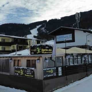 Wintersportliefhebbers opgelet ⛷️!  Tijd voor je eigen après-skihut? Direct naast de gondelbaan in Niederau, Tirol. Een authentieke hut met ruim terras op een centrale locatie in het dorp.⁠
⁠
Meer info 🔗 link in bio