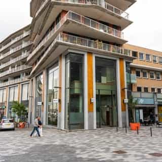 Ondernemen in winkelcentra 🛍️⁠
⁠
Winkelcentra blijven aantrekkelijke plekken voor horecaondernemers. De constante stroom bezoekers zorgt voor een levendige sfeer en een divers publiek: van dagelijkse shoppers tot dagjesmensen. Perfect voor concepten die inspelen op gemak, beleving en korte tussenstops, zoals een koffiebar, lunchroom of restaurant.⁠
⁠
Daarnaast profiteren ondernemers van de dynamiek binnen het winkelcentrum: gezamenlijke promoties, evenementen en de aantrekkingskracht van bekende winkelketens. Met een strategische ligging en goede bereikbaarheid vergroten deze locaties de zichtbaarheid en toegankelijkheid van jouw onderneming.⁠
⁠
Een greep van horecalocaties in winkelcentra uit ons aanbod 👇🏼⁠
⁠
📍1. Cityplaza Nieuwegein - Raadstede 80, Nieuwegein ⁠
📍2. Winkelcentrum - Meidoornplein 17, Wezep⁠
📍3. Woonboulevard - Meerstoel 8, Oosterhout⁠
📍4. Winkelcentrum - Winkelcentrum 23, Etten-Leur⁠
📍5. Winkelcentrum De Biezenkamp - De Biezenkamp 29b, Leusden⁠
📍6. Winkelcentrum Arendshof - Arendshof 8, Oosterhout⁠
📍7. Dalipassage - Dalipassage 56, Emmen⁠
📍8. Winkelcentrum Corridor Passage - Tuinstraat 16, Veenendaal⁠
📍9. Almere Duin - Zeeduinweg 700d, Almere⁠
📍10. Winkelcentrum - Beneden Oosterdiep 165-20, Veendam ⁠
📍11. Winkelcentrum Hoge Vucht - Moerwijk 14b, Breda⁠
⁠
Voor meer informatie over deze en andere mogelijkheden, bezoek Horecaspot.nl 🔗 in bio