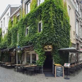 GESPOT: Restaurant in de Koestraat 👀⁠
⁠
Een van de meest pittoreske en herkenbare straten van Maastricht, met de groene gevels en de bourgondische sfeer waar de stad om bekendstaat: de Koestraat.⁠
⁠
Op de hoek vind je het markante pand waar Clichee Streetfood & Bar is gevestigd, met 38 zitplaatsen binnen en 34 zitplaatsen op het terras.⁠
⁠
Voor meer details ga je naar Horecaspot.nl 🔗 in bio