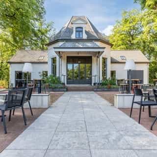 GESPOT: Villa Vredelust 👀⁠
⁠
In Tilburg vind je Villa Vredelust. Een karakteristiek horecapand met meerdere ruimten, hoge plafonds, authentieke details, een serre en een terras in groene omgeving.⁠
⁠
Voor meer details ga je naar Horecaspot.nl 🔗 in bio