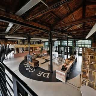 GESPOT: Brouwerij, distilleerderij en horecaruimte 👀⁠
⁠
In Bad Nieuweschans vind je dit bijzondere stuk industrieel erfgoed, ook wel bekend als ‘De Oude Remise’. Ooit onderdeel van een locomotief-rangeerterrein, vandaag de dag een karakteristiek pand met mogelijkheden voor horeca, een brouwerij, distilleerderij, productieruimte of proeflokaal.⁠
⁠
Ken jij iemand voor wie dit dé droomplek is?⁠
⁠
Voor meer details ga je naar Horecaspot.nl 🔗 in bio