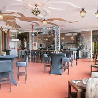 Zalencentra te koop & te huur in Nederland 🥂⁠
⁠
Van bruiloften en buurtfeesten tot vergaderingen en bedrijfsevenementen, door het hele land is er vraag naar locaties die gastvrijheid, ruimte en sfeer combineren.⁠
⁠
Een zalencentrum of partycentrum biedt ondernemers volop mogelijkheden: van het hosten van feestelijke gelegenheden tot zakelijke bijeenkomsten. Deze locaties vormen vaak het hart van de gemeenschap of regio.⁠
⁠
We hebben een selectie gemaakt van veelzijdige party- en zalencentra die op dit moment te koop of te huur staan👇🏼⁠
⁠
📍 1. Horecaruimte van 1800 m2 - Brinkkampen 1, Spier⁠
📍 2. Wernhoutseweg 181, Wernhout⁠
📍 3. Eetcafé 't Trefpunt - Hoofdstraat 91, 's Gravenmoer⁠
📍 4. Evenementenlocatie Haagsche Bluf - Haagsche Bluf 3, Den Haag⁠
📍 5. Café-zaal 't Centrum - Steenstraat 56, Boxmeer⁠
📍 6. Zalencentrum Het Kompas - Veenhoopsweg 12b, Smilde⁠
📍 7. Holle Bolle Gijs - Korte Mare 34, Leiden⁠
📍 8. De Tramhalte - Wolverstraat 28, Duizel⁠
📍 9. Grandcafé Eeterij Le Soleil - Huibergseweg 19, Hoogerheide ⁠
⁠
Voor meer informatie over deze en andere zalencentra, bezoek Horecaspot.nl 🔗 link in bio