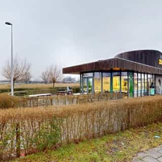 GESPOT: drive-thru 👀⁠
⁠
Altijd al een eigen drive-thru willen runnen? Aan de ring van Alkmaar is deze broodjeszaak met drive-thru beschikbaar.⁠
⁠
De locatie beschikt over 38 zitplaatsen binnen, 24 zitplaatsen op het terras, dubbelzijdige zelfbedieningszuilen, een afhaalbalie en een kantoor met vergaderruimte. ⁠
⁠
Meer info & details 🔗 [link in bio]