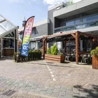 Cafetaria's te koop & te huur in Nederland 🍟⁠
⁠
Je eigen cafetaria starten of je bestaande zaken uitbreiden? Deze toplocaties staan voor je klaar. Of je nu kiest voor de altijd populaire traditionele snacks, inspeelt op de groeiende vraag naar vegetarische opties, of juist gaat voor ambachtelijke friet met unieke bereidingswijzen en toppings – er is volop ruimte om jouw concept neer te zetten.⁠
⁠
Of je nu ‘friet’ of ‘patat’ zegt, deze locaties bieden een geweldige kans om je eigen stempel te drukken op de fastfoodbranche. Stuk voor stuk strategisch gelegen om zowel inwoners, vaste gasten als voorbijgangers aan te trekken 👇🏼⁠
⁠
📍 1. Cafetaria KRUIMIG - Stationsstraat 13, Wageningen⁠
📍 2. Cafetaria Zuiderburen - Kruisdobbe 6, Leeuwarden⁠
📍 3. Cafetaria Vierrijk - Meerplein 135, Eindhoven⁠
📍 4. Hooked on Fish and Chips - Mol 1, Zierikzee⁠
📍 5. Cafetariaruimte - Traverse 11, Almere⁠
📍 6. Cafetaria - Kruisstraat 43, Haarlem⁠
📍 7. FEBO - Rozengracht 137, Amsterdam⁠
📍 8. Cafetaria Van Putten - Zandblokstraat 5a, Rotterdam⁠
📍 9. Kwalitaria Rivierenstede - Vechtstraat 137, Groningen⁠
📍 10. Joe's Cafetaria - Langstraat 55, Barneveld ⁠
📍 11. Egmond eten & drinken - Burgemeester Nielestraat 2, Egmond aan Zee⁠
⁠
Voor meer informatie over deze en andere cafetaria's, bezoek Horecaspot.nl 👉🏼 link in bio