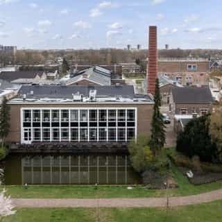 GESPOT: voormalige Zwitselfabriek 👀⁠
⁠
Een bijzondere horecalocatie: het Ketelhuis en het bijbehorende laboratorium van de voormalige Zwitsalfabriek, ontworpen door huisarchitect Chris ten Tuynte. Oorspronkelijk de energiebron van de fabriek, biedt het Ketelhuis nu ruimte en sfeer voor een restaurant.⁠
⁠
Het huidige Zwitsalterrein huisvest diverse bedrijven, creatieve ondernemers en culturele functies.⁠
⁠
Meer info & details 🔗 [link in bio]